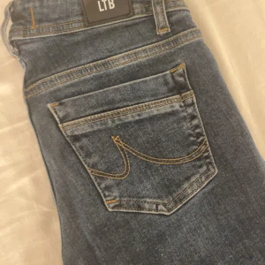LTB jeans mörkblå - Bra skick på jeansen då de är använda Max 2 gånger, säljer de för att de ej kommer till användning. 🩷W: 24 L:34