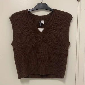 Brun stickad väst - Superfin brun stickad väst från hm som aldrig kom till användning 🤎