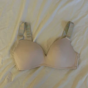 Beige BH från CSRD - Säljer en beige BH från CSRD i strl 75C  i  bra skick. Den har justerbara axelband med logotyp och en bekväm passform. Perfekt för vardagsbruk och ger bra stöd! 💖