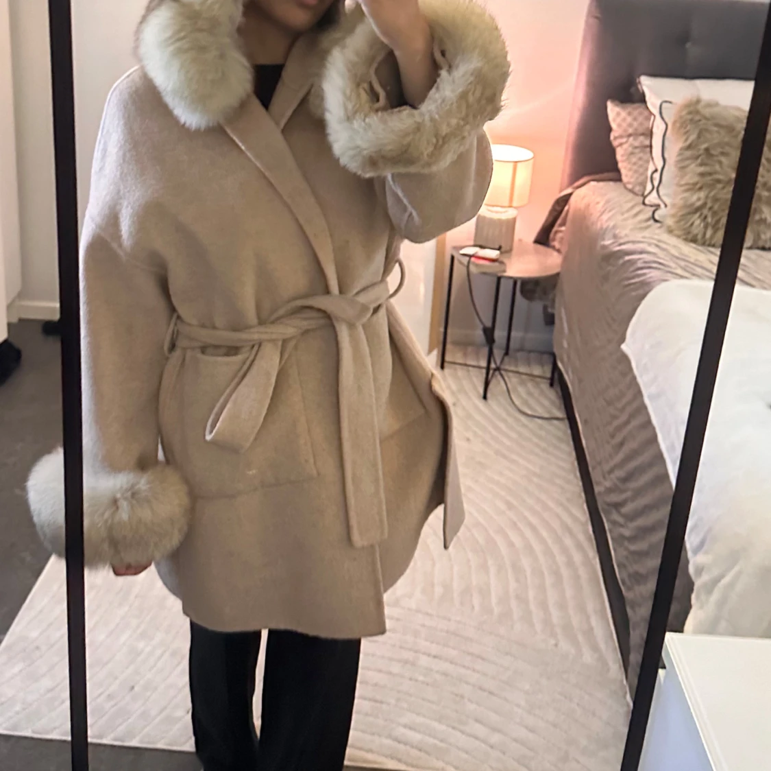 Beige kappa med pälsdetaljer - 90