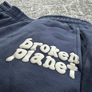 Broken Planet Mjukis 🔵 - Säljer mina broken planet mjukis då jag inte längre använder de. Skick 10/10 använd ett par gånger under vintern. Storlek L men passar M också. Har hoodien också som man kan få billigare om man köper båda. DM för mer info och bilder.