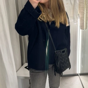 Marinblå kappa - Marinblå kappa i bra skick! Funkar både till höst och vinter då man får plats med en tjockare tröja under. Sitter snyggt på!