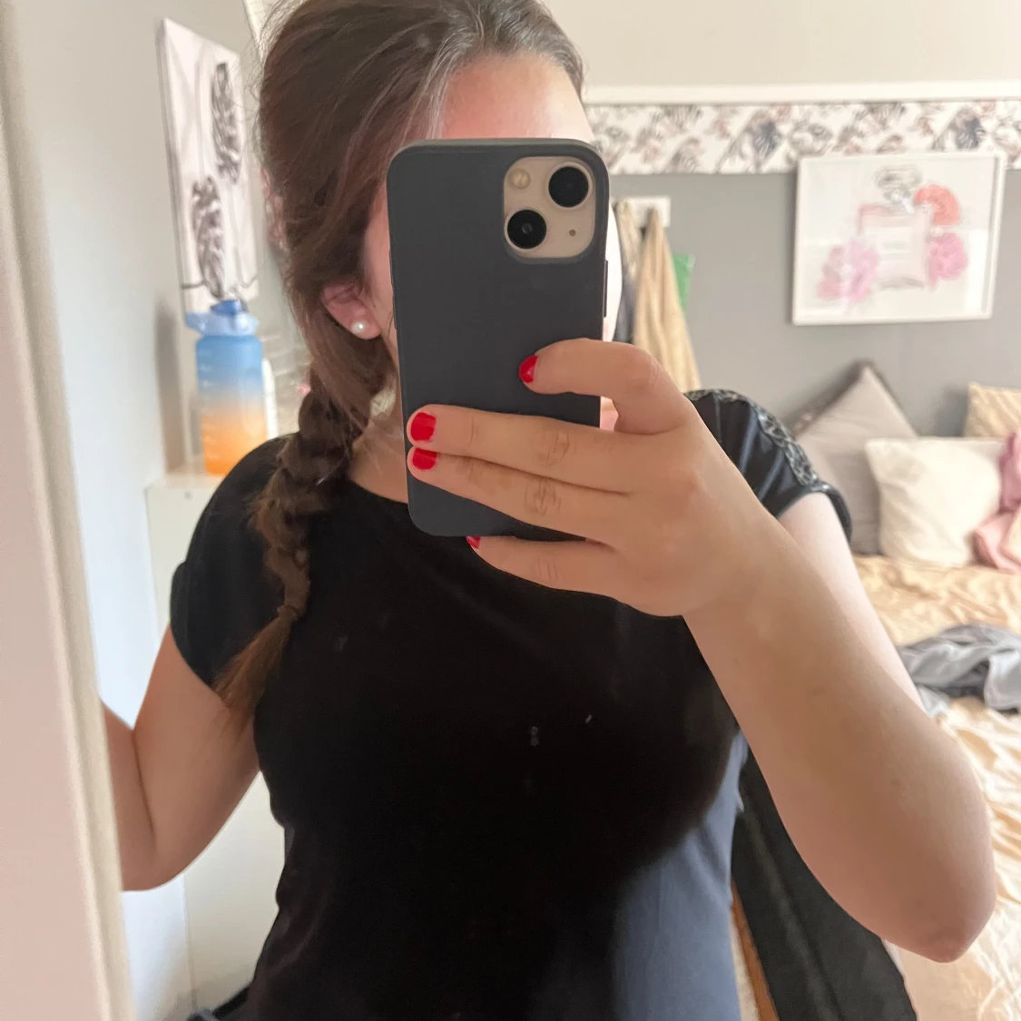 Svart t shirt som har en liten rand leopardmönster på axeln på varsin sida! - 90