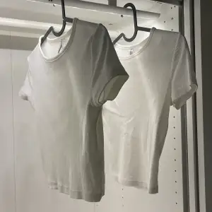 Säljer en två ribbad t-shirt från H&M Divided i storlek S. Den är kortärmad och har en klassisk rund halsringning. Perfekt för en enkel och stilren look. Passar bra till både vardags och festliga tillfällen. 🕊️paket pris.!!