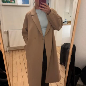 Beige kappa från HM i storlek S - Beige kappa från HM i storlek S. Väldigt fin och inte så använd. Perfekt beige färg och passar väldigt snyggt i ärmarna och längden! Snygg nu till hösten. Säljer eftersom den inte kommer till användning🫶🏼