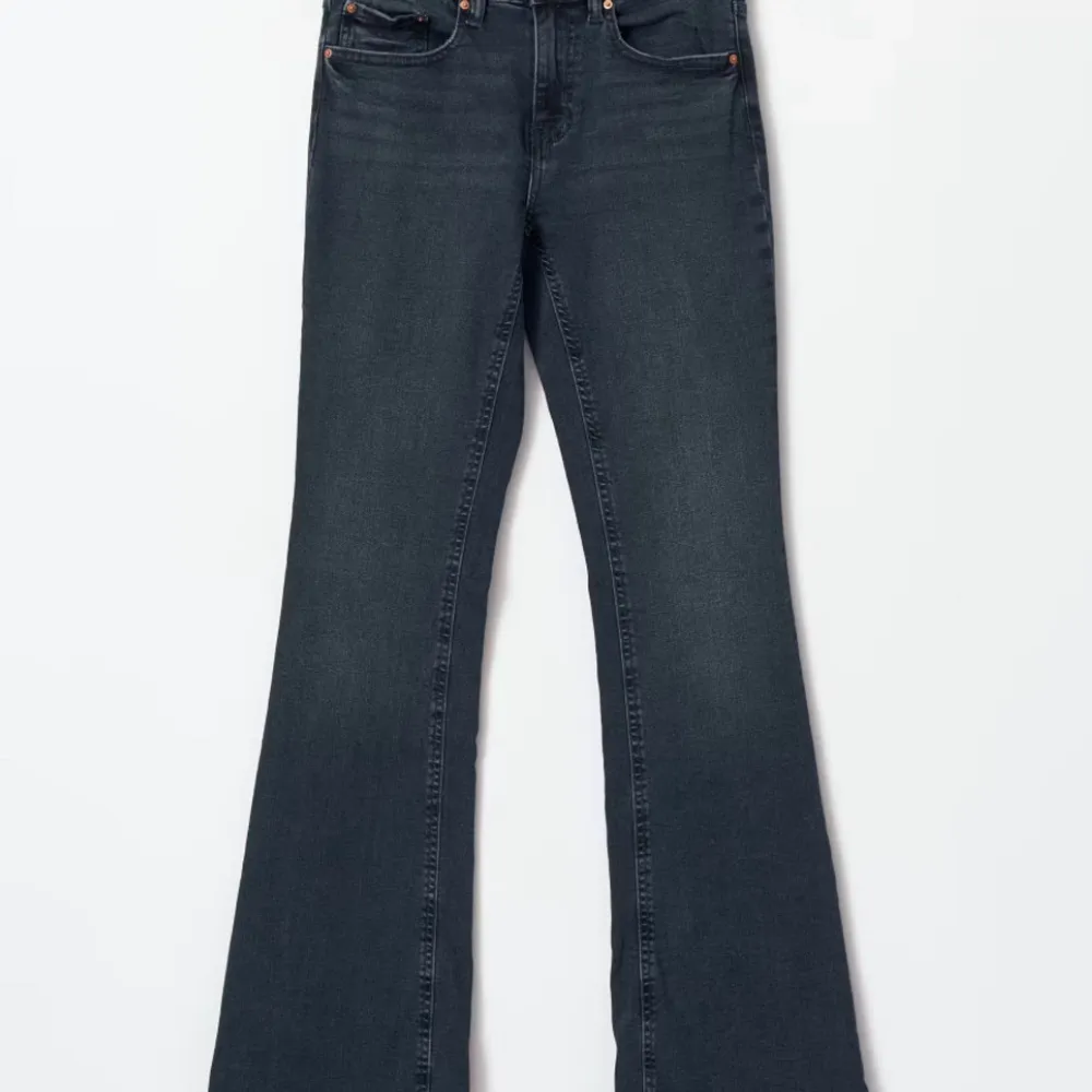 Snygga å populära mörkblå bootcut jeans med lågmidja. Sitter så sjukt fint på och är så sköna, helt slutsålda i storlek 34. Använda 2 ggr max.. Jeans & Byxor.