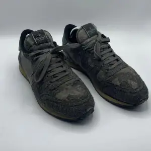 Säljer ett par camofärgade valentino rockrunners i storlek 43, 7/10 i skick. Inget og följer med då jag inte fick med det när jag köpte dem. Pris kan diskuteras vid snabb affär. 