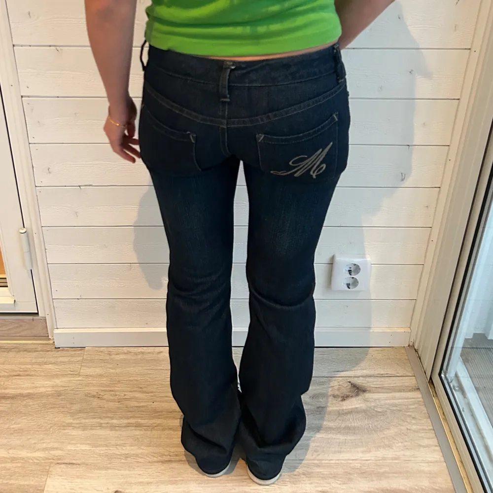 Mörkblå lågmidjade jeans. Storlek: XS/S midjemått: 37x2 cm innerbenslängd: 83 cm.. Jeans & Byxor.