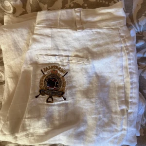 Linnebyxor Falsterbo  - Vida linnebyxor med högmidja från Falsterbo Horse Show. Köpte 2022 men nästan aldrig använda. Bra i längden på mig som är 168cm lång. Mycket bra skick! 