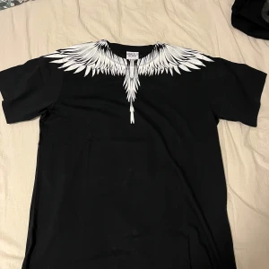 Marcelo burlon T-shirt Vit - Perfekt skick! Aldrig använd Storlek: L