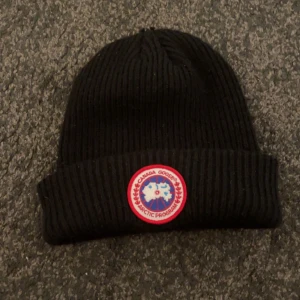 Canada goose mössa - Bra skick, tjockt material.