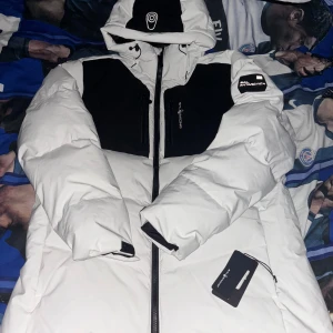 Vit Sail racing jacka  - En helt ny sail racing Patrol Down Jacket i färgen Spraywhite. Nypris på denna jackan är 4500kr som ni ser på bilden. Den är väldigt varm och håller dig varm nu till vintern. VÅGA GE DITT EGNA PRISFÖRSLAG. Priset sänks direkt vid snabb affär