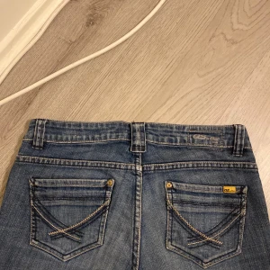 Lowwaist jeans - Jättefina lågmidjade jeans som tyvärr är för korta, byxorna är även lite små i storleken men annars supersnygga. Skriv för fler frågor och funderingar!☺️
