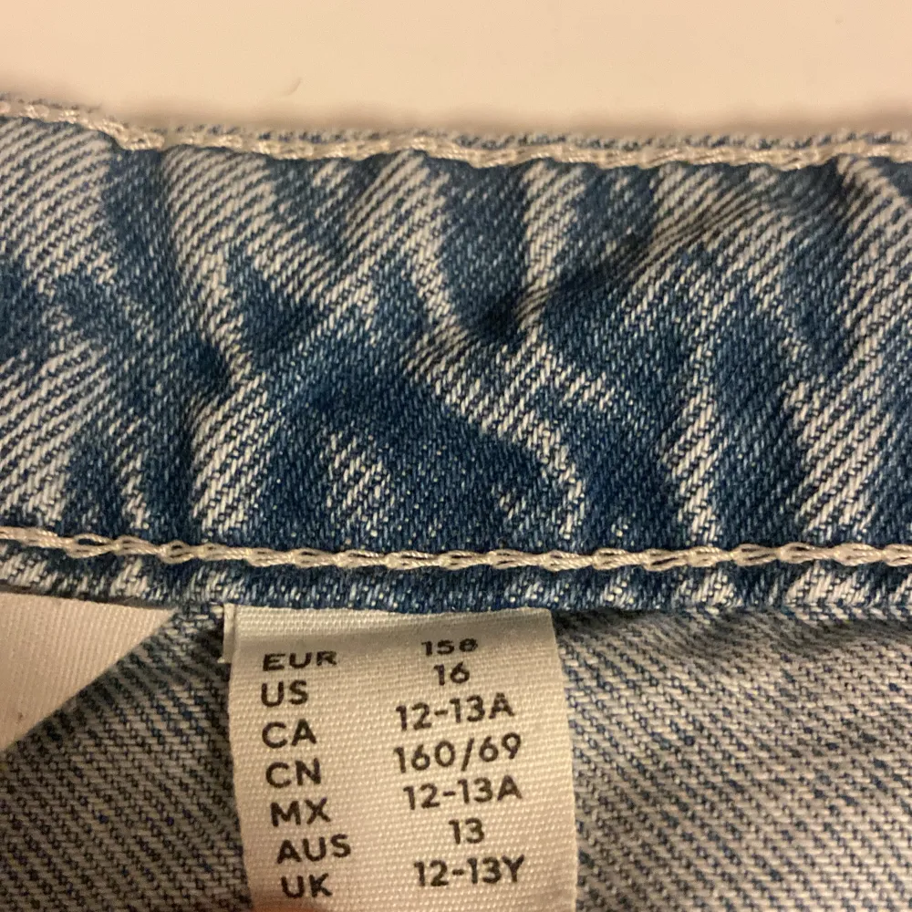 Säljer ett par blå cargobyxor från H&M i loose fit med justerbar midja och raka ben. Perfekta för en avslappnad stil med praktiska fickor på sidorna. Byxorna är i bra skick och passar både till vardags och annat.. Farkut & Housut.
