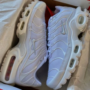 Vita Nike Air Max sneakers - Säljer ett par fräscha vita Nike Air Max sneakers i nytt skick. De har den klassiska luftdämpningen och en stilren design med snörning. Perfekta för både vardag och träning. Storlek och passform är normal. Använda fåtal gånger