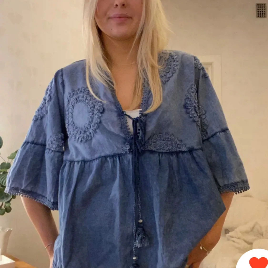 Blå tröja med broderade detaljer