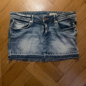 Vintage Jeanskjol - Skitsnygg jeanskjol ifrån skirt, men som jag köpt på en secondhand i Tyskland💞midjemått är 42 cm❤️❤️säljer pga den var för stor i midjan❤️