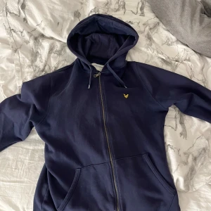 Lyle&scott zip hoodie - En herr ziphoodie från lyle&scott. Den är mörkblå och är i storlek M. Använd en del men är fortfarande i bra skick💗