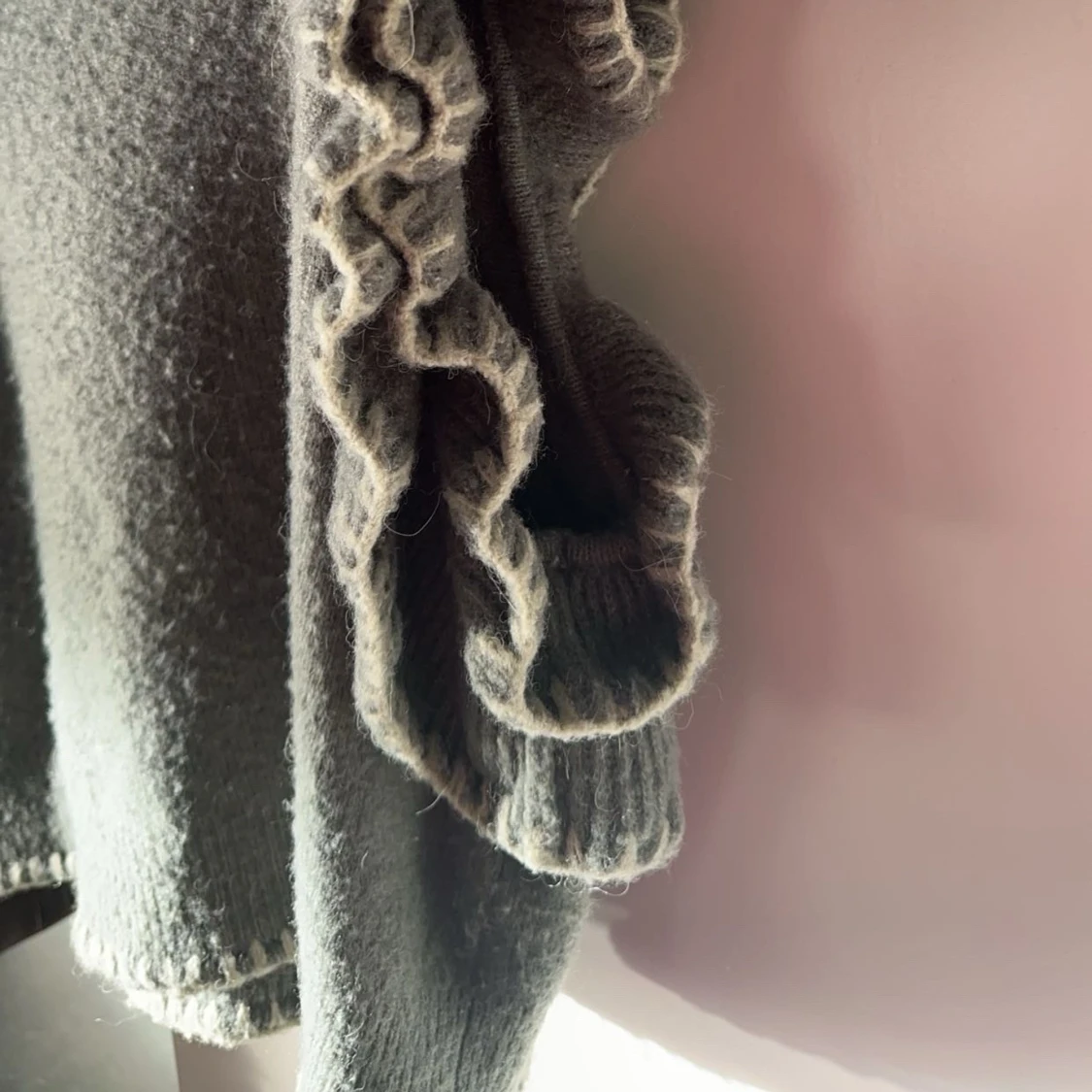 Grön stickad väst med volangdetaljer - 91