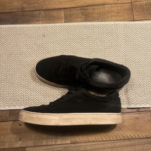 Svarta sneakers från Vagabond - Snygga svarta sneakers från Vagabond i mocka med snörning. Perfekta för en stilren look med en bekväm sula.