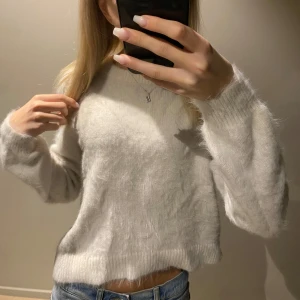 Vit stickad tröja - Säljer en supermjuk och fluffig vit tröja, köpt på Sellpy men inte så mycket använd av mig💞