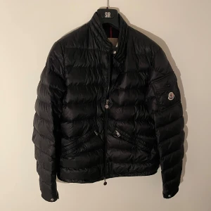 Moncler agay  - Skick 9/10. Storlek 4, passar M bäst. 