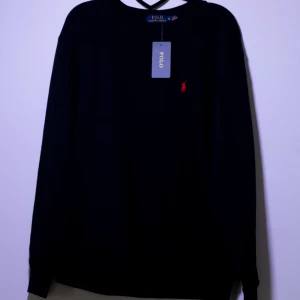Polo Ralph Lauren Sweatshirt - Helt ny Ralph Lauren sweatshirt med det klassiska logotypbroderiet på bröstet. Tröjan har långa ärmar och en rund halsringning. Perfekt för en avslappnad och snygg look. Fler storlekar finns i min profil.😊