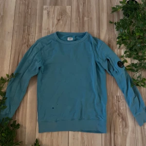  C.P. Company Sweatshirt -  C.P. Company sweatshirt, skick 5/10, defekterna syns på sista bilden! Skriv via intresse / frågor 💬. Priset kan självklart diskuteras! 
