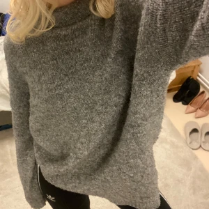 Grå stickad tröja - Mysig grå stickad tröja från lager 157