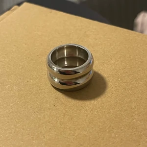  Populär silvrig ring -  Populär silvrigring i Stainless stil / rostfritt stål.  17 mm i storlek. Aldrig använd 💓