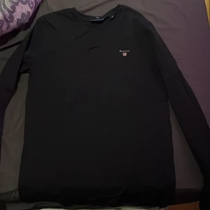 Svart långärmad tröja från Gant - Säljer en stilren svart långärmad tröja från Gant i slim fit. Oanvänt. Pris kan diskuteras i dm