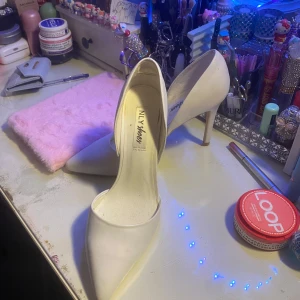 Vita pumps från NLY Shoes - Eleganta vita pumps från NLY Shoes med spetsig tå och hög klack. Perfekta för en stilren look.