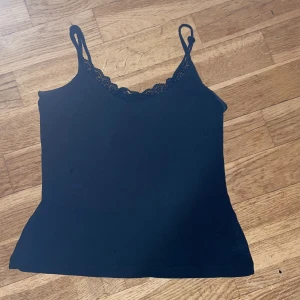 Svart linne från even & odd  - Säljer ett super snyggt svart line från even&odd med spets detaljer. Linnet har en timglas figur och är inprincip oandvänd. Linnet är i storlek XS/S. Priset kan diskuteras.🫶