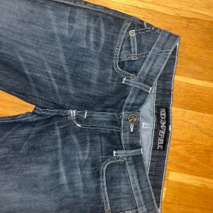 RockandRepublic jeans - Så fina bootcut jeans, dem är ganska långa, passar/ är sneppet för långa för mig och jag är 170 cm. Knappt använda 