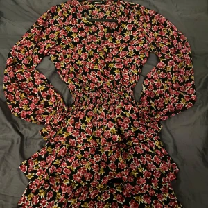 Klänning - Säljer min jättefina klänning från Gina Tricot då den inte kommer till användning💖Endast använd 1 gång och ser ny nu❤️ Den är i storlek 32, nypris 400💖Skriv gärna om du har frågor eller vill ha fler bilder💕