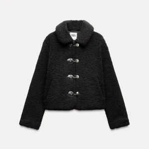 Svart teddyjacka  - Intressekoll på min fina svarta teddyjacka från Zara!🐻 Bara använd ett fåtal gånger, perfekt oversized i modellen🩷pris kan diskuteras 