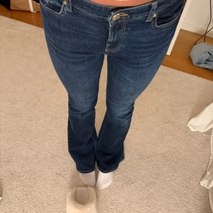 Flared Jeans - Jeans ifrån BERSHKA och de är långa på mig som är 173cm😍aldrig använda!