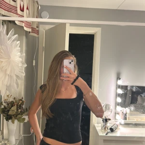 Svart topp från Gina Tricot - Säljer en stilren svart topp från Gina Tricot i storlek XS. Toppen har en enkel design med korta ärmar och rund halsringning, perfekt för en minimalistisk look. Denna topp passar perfekt till både vardags och fest och är enkel att matcha med. Köpt för 199kr och är använd en gång. Säljer pågrund av att den inte kommer till användning❤️💐