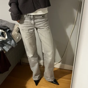 Svarta boots med spetsig tå - Snygga svarta boots med spetsig tå och klack. Perfekta för en stilren look. De är tillverkade i ett slätt material och har en elegant design. Aldrig använda 