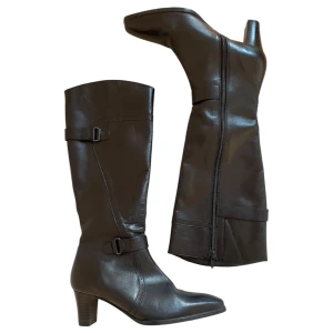 Park West stövlar 👢  - Så snygga höga svarta läderboots med kantig tå 🩶Yttermått: 36.5 cm. Omkrets (runt vaden): 34 cm. Klackhöjd: 5.5 cm. Jag är 1,67 cm för referens!
