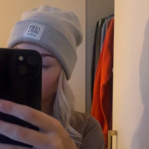Grå GANT mössa - Säljer denna gant mössa som ej kommer till användning, nypris runt 250kr💕Bara att ställa frågor om du har några funderingar!💕