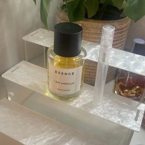 5 ml splitt i am vanilla  - 5 ml splitt utan i am vanilla från essnce, obs inte hela flaskan utan 5 ml sprejflaska ‼️💓