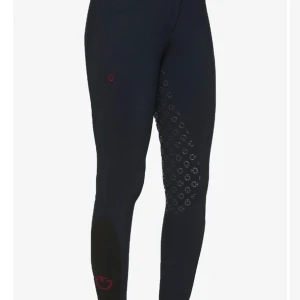 CT ridbyxor - Säljer mina svarta helskodda CT ridbyxor då de inte kommer till användning. Svensk 38, IT42 men passar svensk 36 och 40.  Nypris 2999kr, mitt pris 1200kr eller bud!  Egna bilder fås vid intresse 