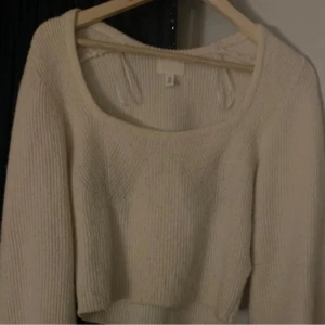 Beige ribbad tröja - Säljer en mysig beige ribbad tröja med långärmad design. Perfekt för kyligare dagar och har en stilren look. Passar bra till både jeans och kjol.