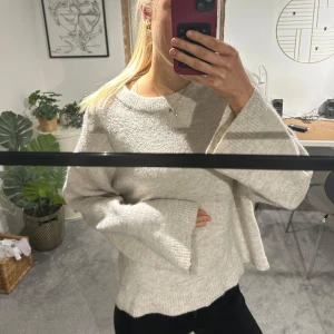 Stickad tröja  - En beige stickad tröja från Gina tricot i storlek S,  bra skick men har blivit lite större sen jag köpte den( den har också blivit lite mer åt de gråa hållet)💗💗