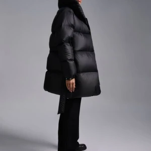 Svart puffer Filippa K - Filippa K belted puffer. Snygg och varm svart pufferjacka med bälte i midjan. Jackan har en hög krage och långa ärmar, perfekt för kalla dagar. Den har en dragkedja framtill och är designad för att hålla dig varm och stilren. Saknar storlekslapp i nacke men uppskattar den till en storlek L. I superfint skick. Nypris var 7900kr. 