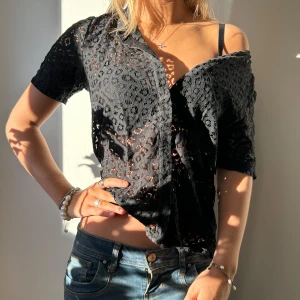 Svart spetsblus - Snygg svart spetsblus från SOAKED in luxury med korta ärmar och knappar framtill!! Den är i superbra skick 😘