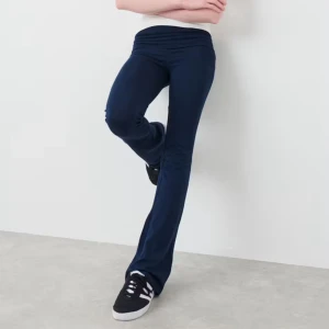 Mörkblå byxor från Gina Tricot - Snygga mörkblå byxor från Gina Tricot med en tight passform och bootcut-stil. Tyvärr så köpte jag en storlek för liten så de är därför jag säljer dem.