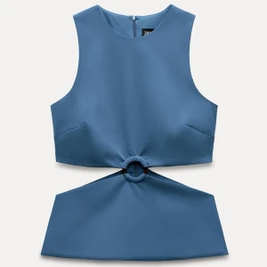 Blå ärmlös topp med ringdetalj - Snygg blå ärmlös topp från Zara med en unik ringdetalj i midjan. Perfekt för en stilren look. Toppen har en dragkedja i ryggen för enkel påklädning. Oanvänd med lappen kvar❣️