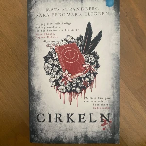 Cirkeln pocket - Boken 'Cirkeln' av Mats Strandberg och Sara Bergmark Elfgren är en spännande fantasyroman som utspelar sig i Engelsfors. Den är första delen i Engelsforstrilogin och handlar om sex tonåringar som upptäcker sina magiska krafter. Boken har fått mycket beröm och nominerades till Augustpriset 2011.